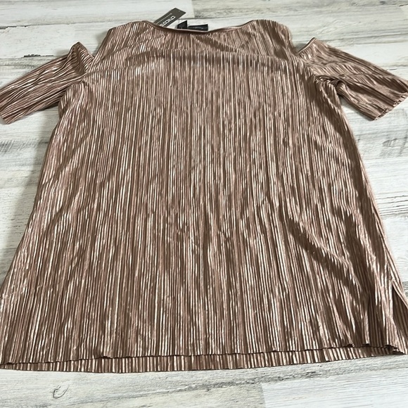 Chico’s Travelers Micro Pleat Cold Shoulder Top Size 1.  NWT - Picture 6 of 11